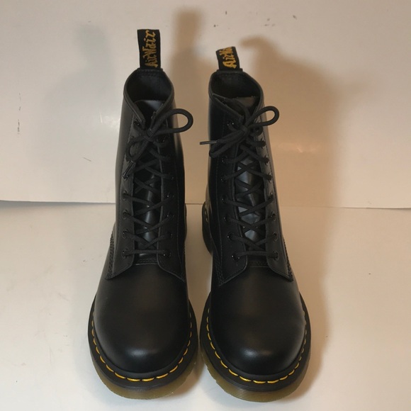 NEW Dr Martens 11821 Black 8-Eye Classic Boots 9 - Picture 2 of 7